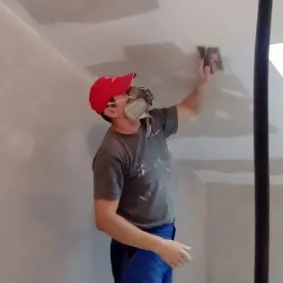 Szlifowanie sufitu po szpachlowaniu.