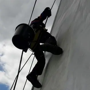 Naprawa elewacji podczas wykonywanego zjazdu alpinistycznego
