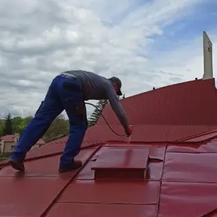 Naprawa elewacji podczas wykonywanego zjazdu alpinistycznego