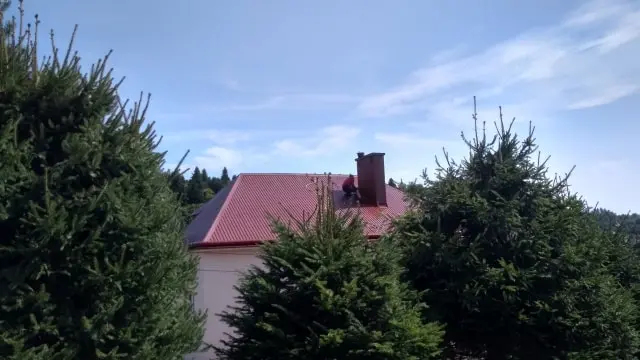 Usczelnianie obróbki blacharskiej przy kominie