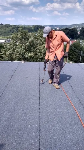 Zgrzewanie papy termozgrzewalnej na dachu płaskim.