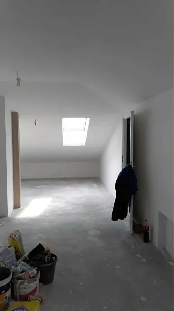 Malowanie ścian na poddaszu.