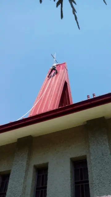 Malowanie stromej wieży kościelnej