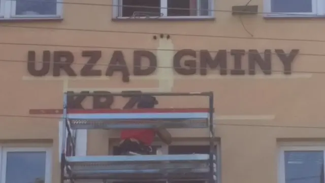 Montaż liter na budynku użyteczności publicznej.