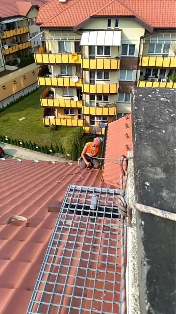 Montaż siatek oraz podestów przy kominach.