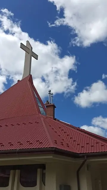 Uszczelnianie czapy kominowej wokół rury spalinowej komina