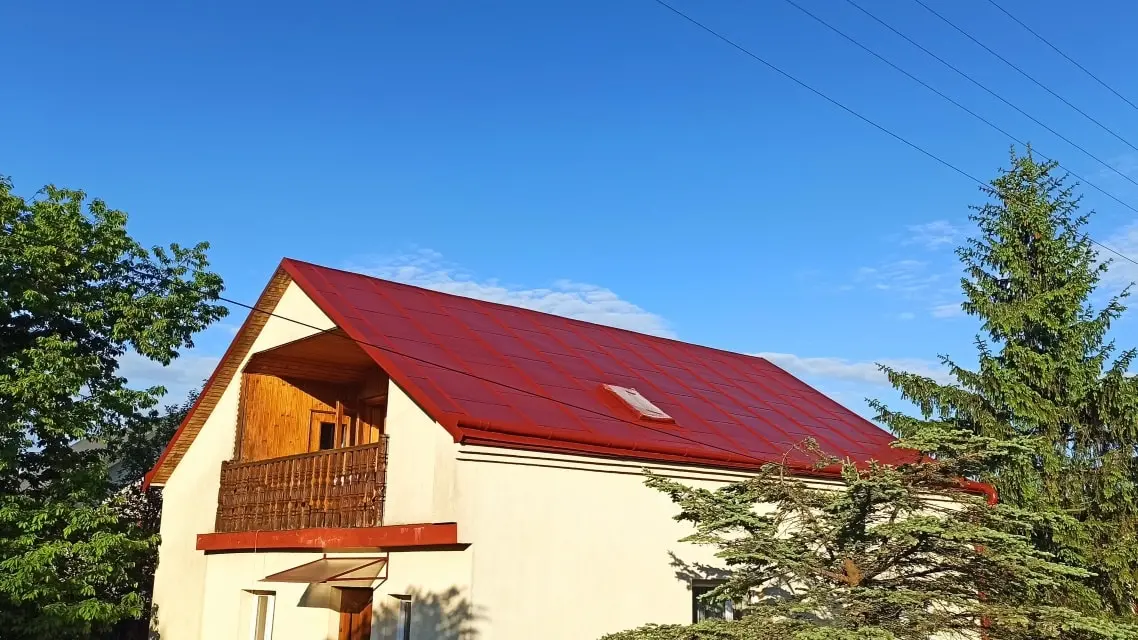 Odświeżony dach dwuspadowy domu jednorodzinnego